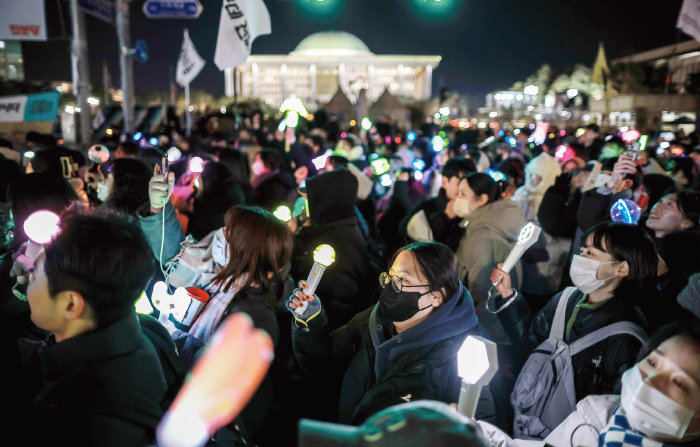 윤석열 대통령 탄핵소추안이 국회 본회의에서 가결된 12월 14일 서울 여의도 국회 앞에서 범국민 촛불대행진에 참여한 시민들이 기뻐하고 있다. [뉴시스]