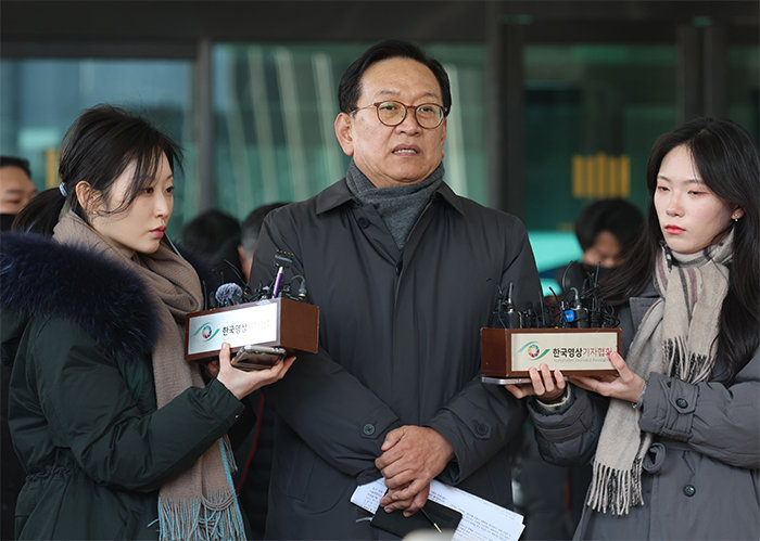 윤 대통령 변호인단 구성에 참여하는 석동현 변호사가 12월 19일 서울 서초구 서울고검 앞에서 입장을 밝히고 있다. [동아DB]