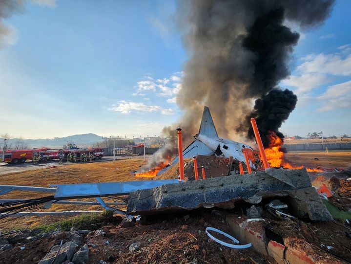 12월 29일 제주항공 여객기가 전남 무안국제공항 외벽과 충돌한 이후 불길에 휩싸여 있다. [무안소방서 제공]