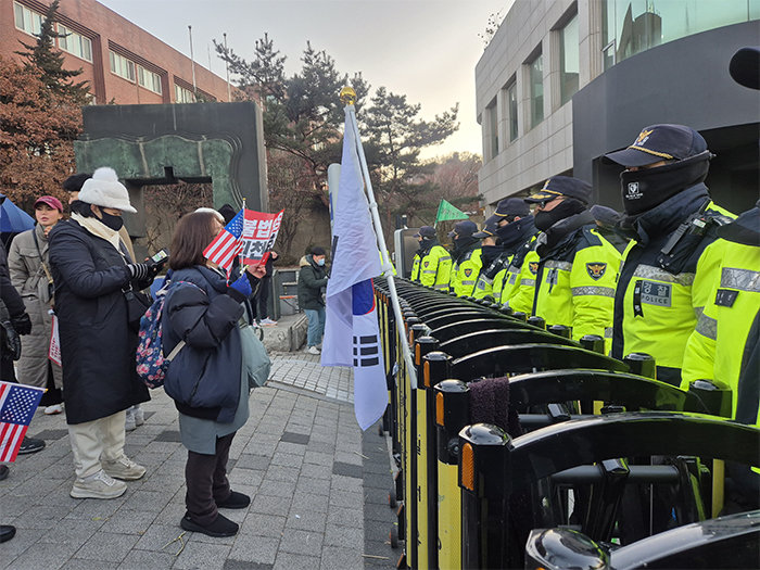 1월 3일 오전 서울 용산구 한남동 대통령 관저 입구에서 윤 대통령 지지자들이 경찰과 대치하고 있다. [임경진 기자]