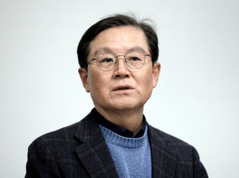 윤석열 대통령 측 법률대리를 맡은 윤갑근 변호사가 1월 8일 서울 서초구 한국컨퍼런스센터에서 열린 기자간담회에서 발언하고 있다. [뉴시스]