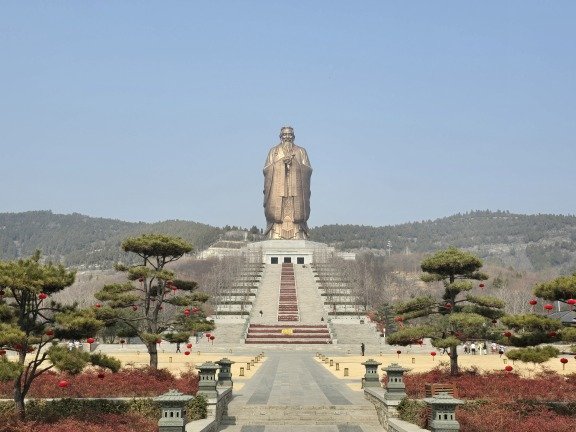 공자를 주제로 해 만든 테마파크 ‘니산 성경’. 대형 공자상 뒤로 니산이 보인다. [안영배 제공]