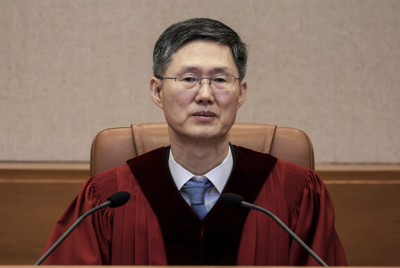 문형배 헌법재판소장 권한대행은 4월 4일11시 22분 헌법재판소 대심판정에서 윤석열 대통령 파면 결정을 내렸다. [뉴스1]