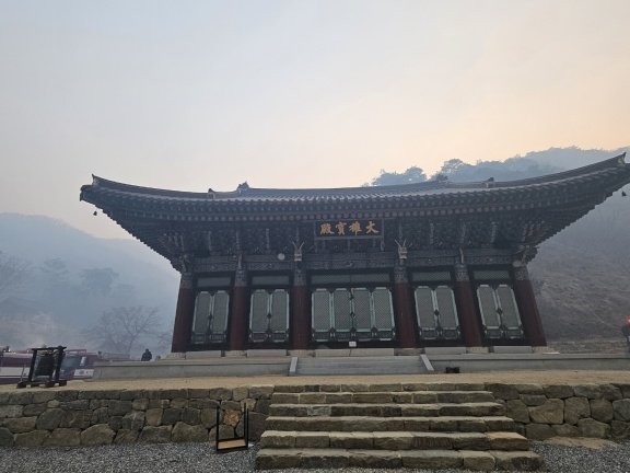 경북 의성군에서 시작된 대형 산불의 화마를 피한 고운사 대웅보전. 뉴시스