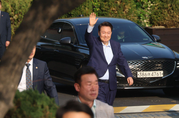 윤석열 전 대통령이 4월 11일 오후 서울 한남동  대통령 관저에서 나와 지지자들 향해 인사하고 있다.  사진공동취재단