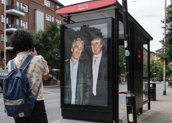 도널드 트럼프 미국 대통령과 제프리 엡스타인이 1997년 함께 찍은 사진이 주런던 미국대사관 근처에 붙어 있다. 뉴시스