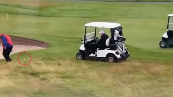 최근 온라인상에서 논란이 된 도널드 트럼프 미국 대통령의 ‘알까기 골프’ 부정행위 모습. 원 안이 캐디가 던져 놓은 골프 공이다. 유튜브 캡처