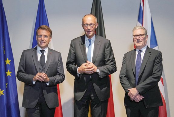 에마뉘엘 마크롱 프랑스 대통령, 프리드리히 메르츠 독일 총리, 스타머 영국 총리(왼쪽부터)가 6월 24일 네덜란드 헤이그에서 회담한 뒤 기념 촬영을 하고 있다. 뉴시스