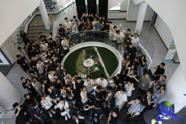 8월 7일 경북 포항시 포스텍에서 열린 ‘2025 K-배터리 청소년 아카데미’에 참가한 학생들. 지호영 기자