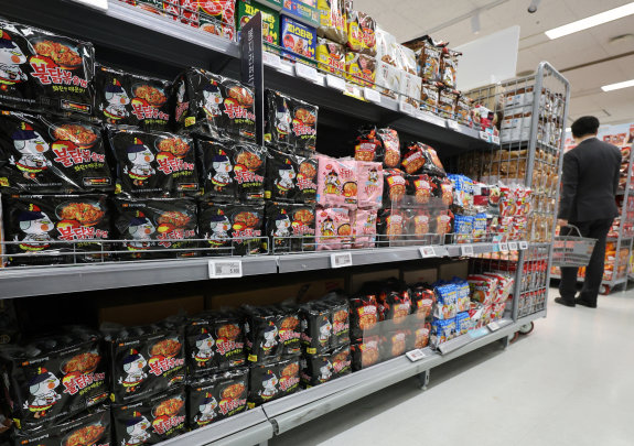 서울시내 대형마트에 진열된 ‘불닭볶음면’. 뉴스1