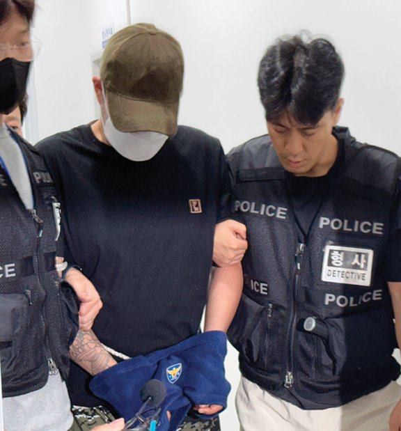 대전에서 전 연인을 살해하고 도주한 혐의를 받는 20대 남성이 8월 6일 영장실질심사를 받고자 경찰서에서 나오고 있다. 뉴스1