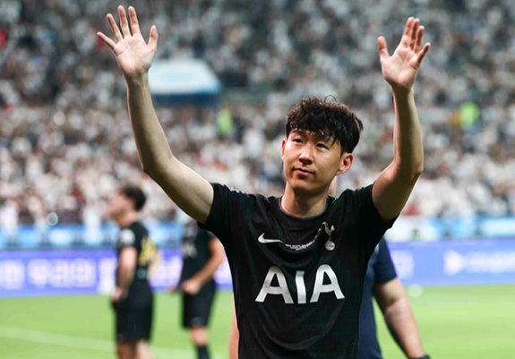 손흥민이 8월 3일 잉글랜드프리미어리그 토트넘 홋스퍼 유니폼을 입고 뛴 마지막 경기에서 팬들의 환호에 손을 들어 화답하고 있다. 뉴시스