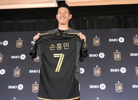 손흥민이 8월 7일 미국 메이저리그사커 LA FC 입단 기자회견에서 자신의 이름이 새겨진 유니폼을 들어 보이고 있다. 뉴시스