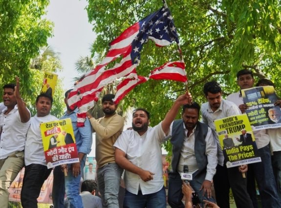 인도 청년 의회 회원들이 4월 5일 뉴델리에서 트럼프 대통령이 발표한 관세에 항의하는 시위를 벌이고 있다. 뉴시스