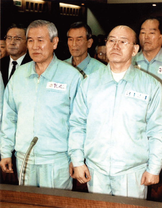 12·12 사태 등으로 구속 기소된 전두환 전 대통령(앞줄 오른쪽)과 노태우 전 대통령이 1996년 12월 서울고법에서 선고 공판을 앞두고 굳은 표정으로 서 있다. [동아DB]