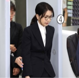 김건희 여사가 8월 12일 서울 서초구 서울중앙지법에서 영장실질심사를 마친 뒤 서울남부구치소로 이동하고 있다. 뉴스1