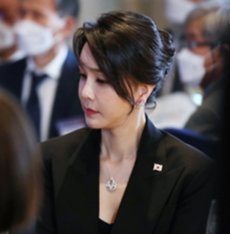 2022년 6월 29일(현지 시간) 스페인 동포 초청 만찬 간담회에  6200만 원 상당의 반클리프아펠 목걸이를 착용하고 참석한 김건희 여사. 뉴시스