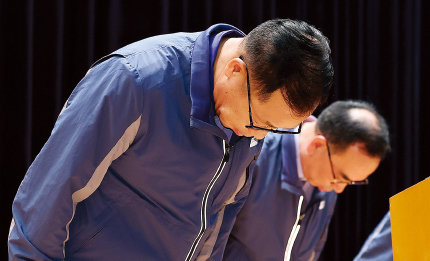 정희민 포스코이앤씨 전 대표(왼쪽)가 7월 29일 포스코이앤씨 송도사옥에서 공사 현장 사망사고와 관련해 사과문을 발표한 후 고개 숙여 사과하고 있다. 뉴스1 