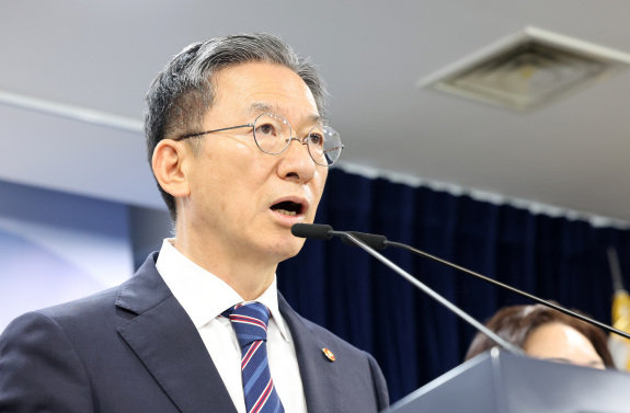 정성호 법무부 장관이 8월 11일 오후 서울 종로구 정부서울청사에서 8·15 광복절 특별 사면 명단을 발표하고 있다. 뉴스1