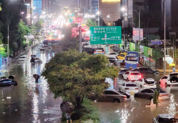 2022년 8월 집중호우로  서울 강남역 일대가 침수됐다. 기후변화에 따른 폭우와 폭염은 부동산 투자에서도 새로운 고려 요소다. 동아DB