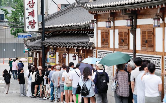 절기상 말복(末伏)을 하루 앞둔 8월 8일 서울 종로구 한 삼계탕 전문점을 찾은 시민들이 줄지어 대기하고 있다. 뉴스1