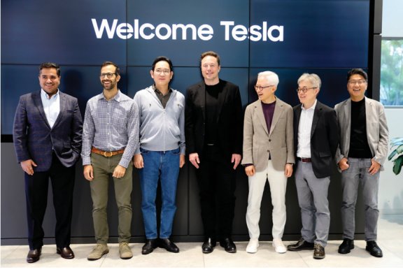 이재용 삼성전자 회장(왼쪽에서 세 번째)과 일론 머스크 테슬라 최고경영자(왼쪽에서 네 번째)가 2023년 5월 미국 실리콘밸리에 있는 삼성전자 북미 반도체연구소에서 회동했다. 최근 삼성전자는 테슬라와 23조 원 규모의 인공지능 칩 공급 계약을 체결했다. 삼성전자 제공 