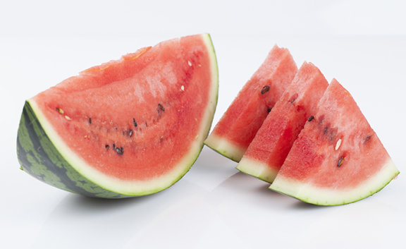 물냉면 육수에 더해 먹기 좋은 수박. GETTYIMAGES