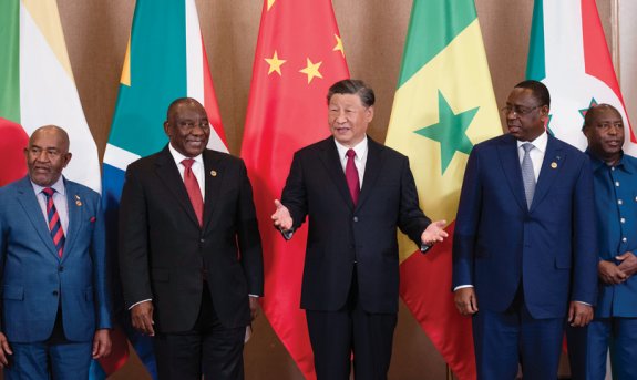 시 주석(가운데)과 시릴 라마포사 남아프리카공화국 대통령(왼쪽에서 두 번째)이 2023년 8월 24일 남아공 요하네스버그에서 열린 제15차 브릭스(BRICS) 정상회의에서 중국-아프리카 지도자 라운드 테이블에 참석하고 있다. 뉴시스