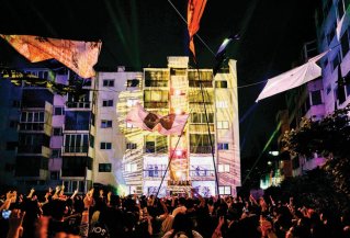 서울 서대문구 인왕아파트에서 공연을 펼친 밴드 솔루션스. 엠피엠지뮤직 제공 