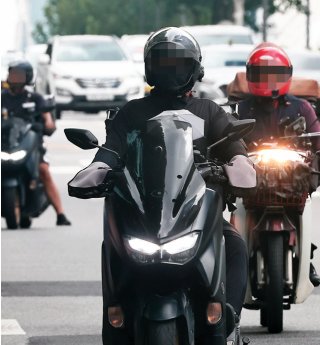 생업을 위해 서울 시내를 달리고 있는 배달 라이더들. 동아DB