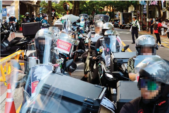 ‘라이더유니온’ 조합원들이 8월 12일 ‘산업재해 사망 배달노동자 추모 집회’를 하고 있다. 뉴시스