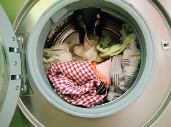 여름철에는 빨래에서 쿰쿰한 냄새가 나곤 한다. GETTYIMAGES