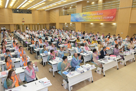 8월 14일 열린 국제창가학회(SGI) 결성 50주년 기념 연수 개강식 현장. 인도, 태국, 일본 등 세계 각국에서 온 참가자들이 한 자리에 모여 있다. 한국SGI 제공