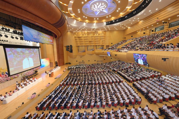 8월 15일 서울 이케다기념강당에서 열린 국제창가학회(SGI) 결성 50주년 기념 대회에서 하라다 미노루 창가학회 회장이 인사하고 있다. 한국SGI 제공