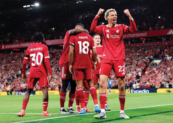 리버풀의 위고 에키티케(오른쪽)가 8월 15일(현지 시간) 영국 리버풀 안필드에서 열린 2025∼2026시즌 AFC 본머스와의 개막전에서 골을 넣은 후 기뻐하고 있다. 이날 경기에서 리버풀은 4-2 승리를 거뒀지만 수비 조직력 부족이라는 문제를 드러냈다. GETTYIMAGES