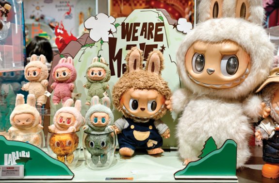 중국 완구업체 팝마트 매장에 전시된 다양한 ‘라부부’ 인형들. GETTYIMAGES
