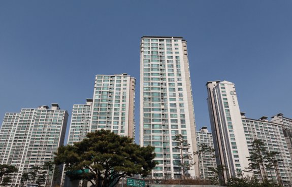 7월 이후에도 최고가 행진을 이어가는 서울 송파구 잠실동 리센츠. 동아DB