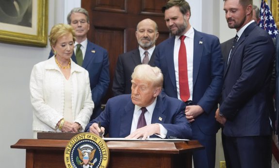 도널드 트럼프 미국 대통령(가운데)이 7월 31일(현지 시간) 한국과 일본, 유럽연합 등 주요 국가와 상호관세율을 조정한 행정명령에 서명하고 있다. 뉴시스 