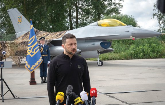 볼로디미르 젤렌스키 우크라이나 대통령이 지난해 8월 서방으로부터 지원받은 F-16 전투기를 첫 공개했다. 뉴시스