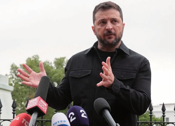 블로디미르 젤렌스키 우크라이나 대통령이 8월 18일 미국 백악관에서 열린 다자 정상회담을 미친 뒤 기자회견을 하고 있다. 뉴시스