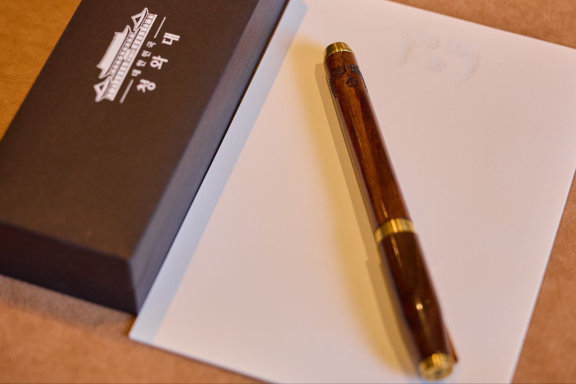 8월 25일(현지 시간) 미국 워싱턴 DC에서 열린 한미정상회담 당시 이재명 대통령이 도널드 트럼프 대통령에게 증정한 서명용 펜. 국내 수제 만년필 제작업체 ‘제나일’의 제품으로, 모나미 네임펜을 내장한 것으로 알려졌다. 대통령실 제공