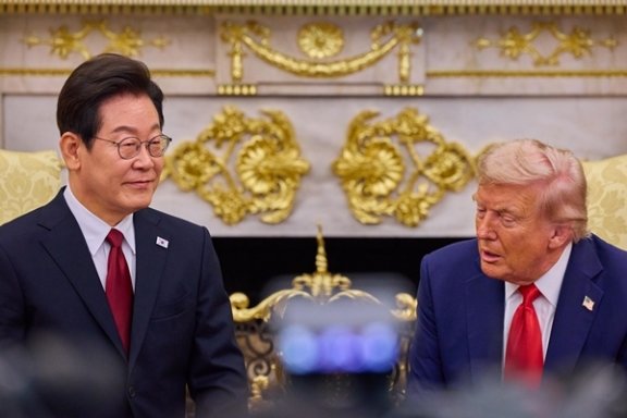 이재명 대통령(왼쪽)과 도널드 트럼프 미국 대통령이 8월 25일(현지 시간) 미국 워싱턴DC 백악관에서 한미 정상회담을 하고 있다. 뉴시스 