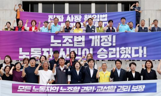 8월 24일 서울 여의도 국회에서 열린 ‘노란봉투법’(노동조합 및 노동관계조정법 제2·3조 개정안) 통과 환영 기자회견에서 참석자들이 구호를 외치고 있다. 뉴시스 