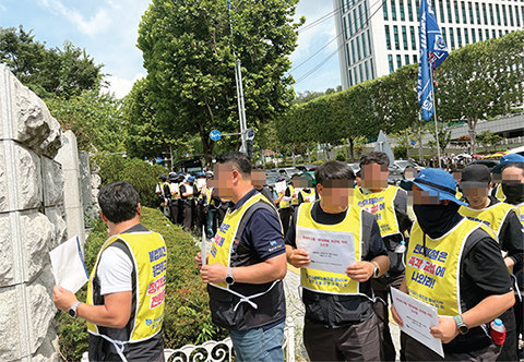 현대제철 하청업체 직원들로 구성된 금속노조 충남지부 현대제철비정규직지회 조합원들이 8월 27일 정의선 현대차그룹 회장 등 3명을 부당노동행위 혐의로 고소했다. 뉴시스 