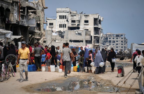 가자지구 가자시티에서 팔레스타인 난민들이 급수 지점에 모여 물을 받고 있다. 뉴시스