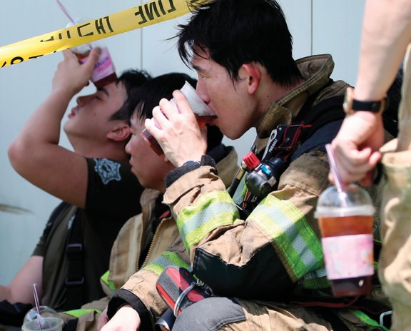 7월 4일 오후 대구 서구 물류창고 화재 현장에서 진화를 마친 소방관들이 휴식을 취하고 있다. 일선 소방공무원들은 정신건강 지원이 개별적이고 지속적이어야 한다고 입을 모은다. 뉴스1