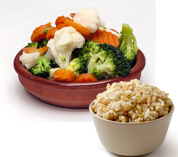 자연 그대로에 가까운 식재료로 균형 잡힌 식사를 하는 ‘클린 이팅(clean eating)’ 식단에 적합한 채소찜(위)과 현미밥. GETTYIMAGES