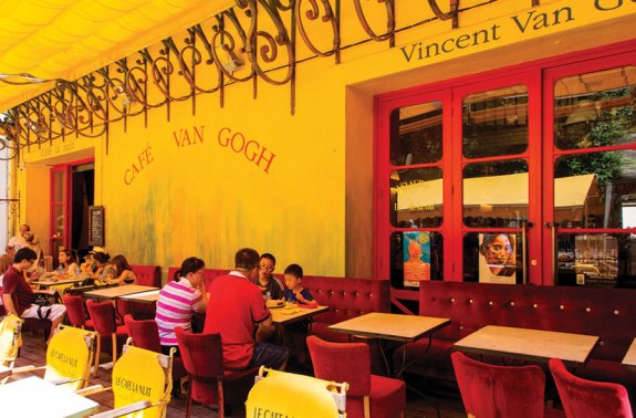 빈센트 반고흐의 명작 ‘밤의 카페 테라스’의 배경이 된 프랑스 아를의 카페는 노란색 벽이 트레이드마크다. GETTYIMAGES 