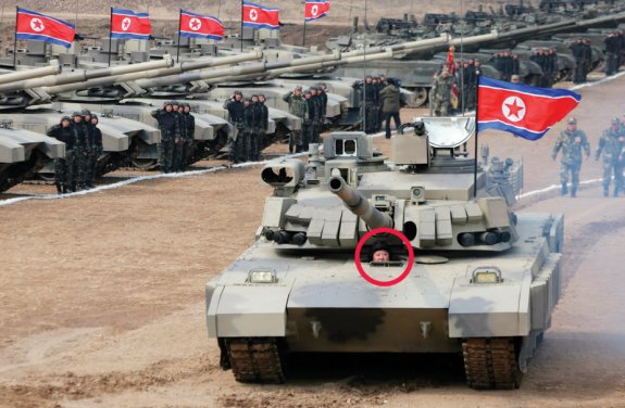 지난해 김정은 북한 국무위원장(원 안)이 직접 조종해 주목받은 북한군 천마-2 전차. 최근 키릴로 부다노우 우크라이나 군사정보국장이 외신과 인터뷰에서 러시아 파병 가능성이 있다고 주장한 기갑 장비다. 뉴스1 