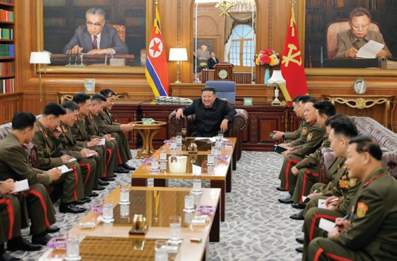 김정은 위원장(가운데)이 8월 20일 러시아 파병부대 지휘관들을 격려하고 있다. 뉴스1 